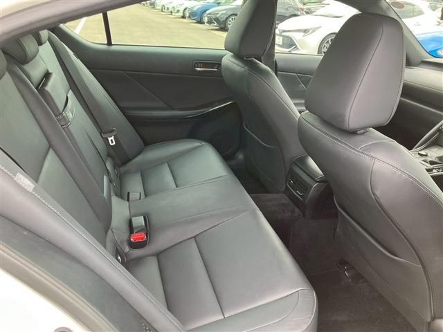 TOYOTA LEXUS IS300h 2023