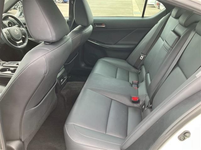 TOYOTA LEXUS IS300h 2023