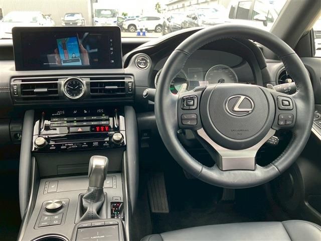 TOYOTA LEXUS IS300h 2023