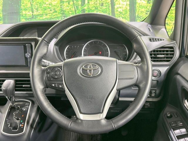 TOYOTA VOXY 2014