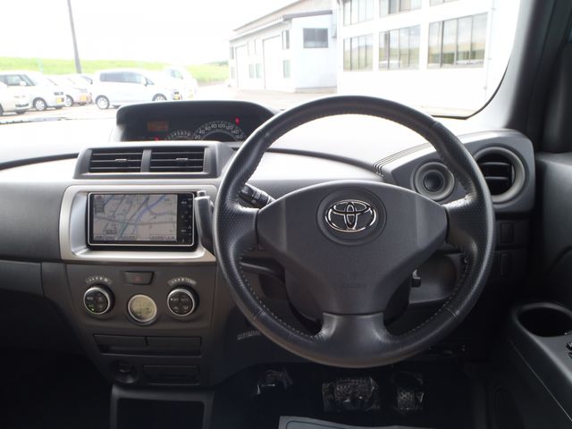TOYOTA bB 2010
