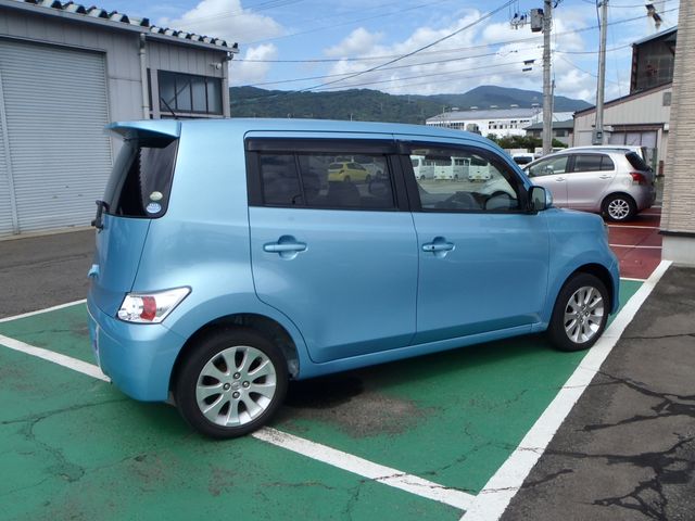 TOYOTA bB 2010