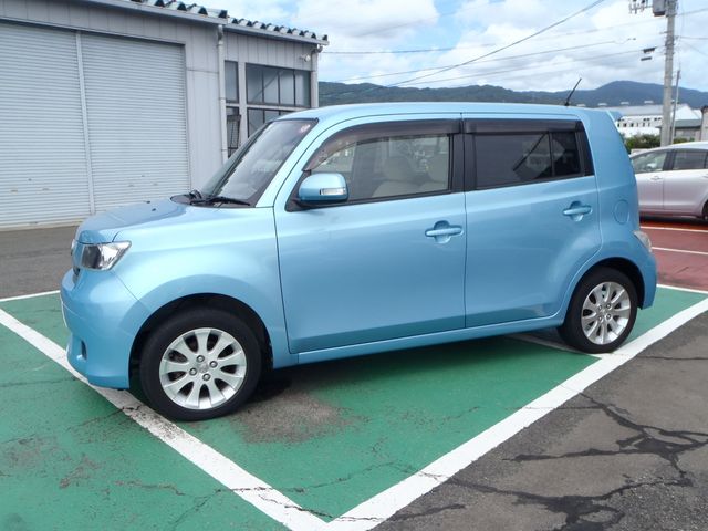 TOYOTA bB 2010