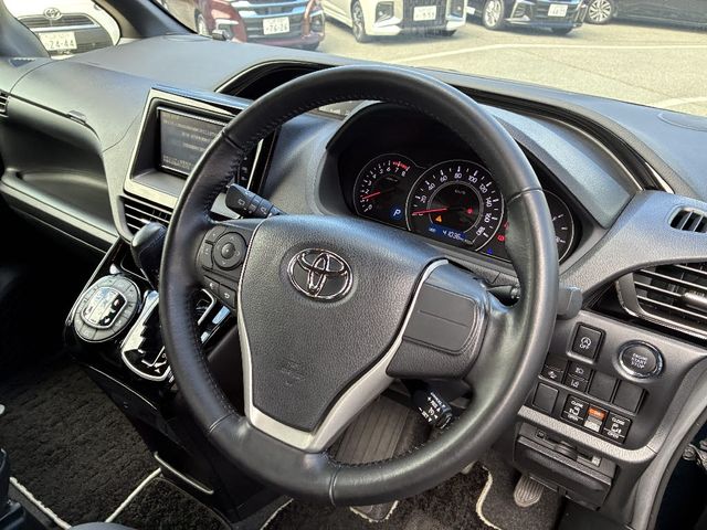 TOYOTA NOAH 4WD 2020