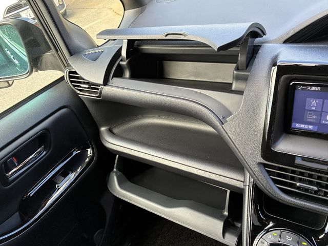 TOYOTA NOAH 4WD 2020