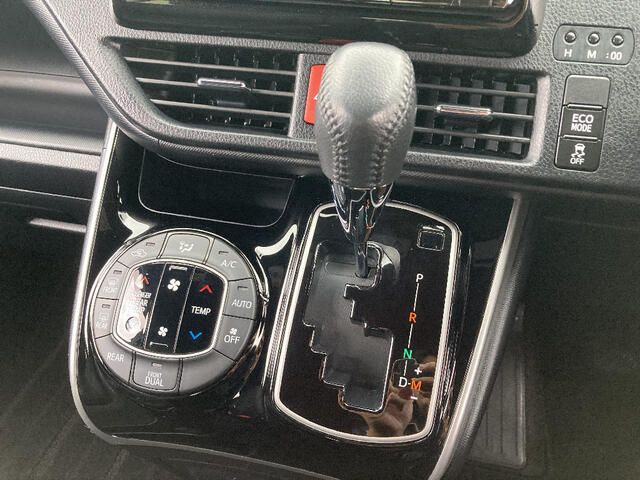 TOYOTA VOXY 4WD 2019