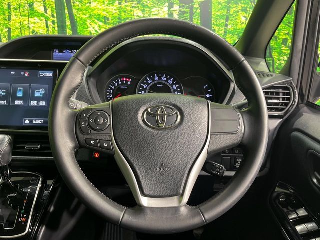TOYOTA VOXY 2017