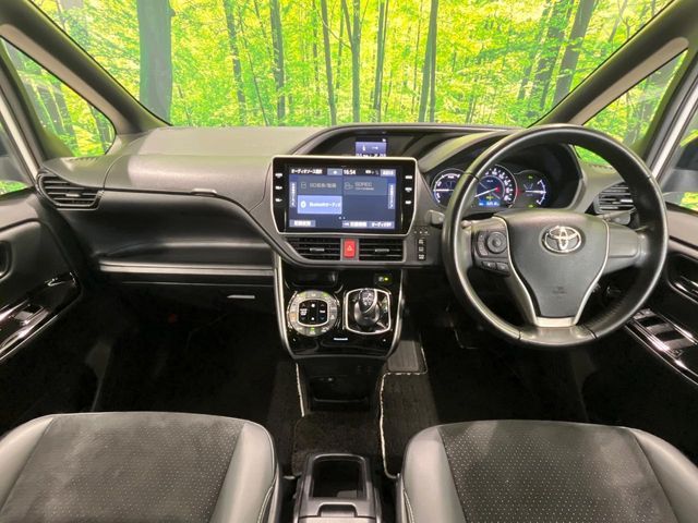 TOYOTA VOXY HYBRID 2022