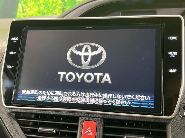 TOYOTA VOXY HYBRID 2022