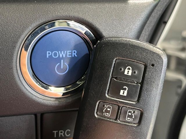 TOYOTA VOXY HYBRID 2022