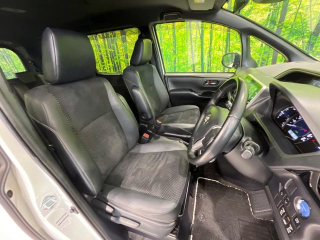 TOYOTA VOXY HYBRID 2022