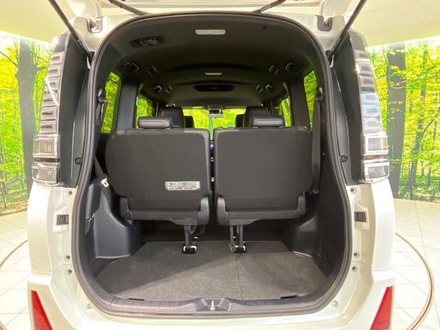 TOYOTA VOXY HYBRID 2022