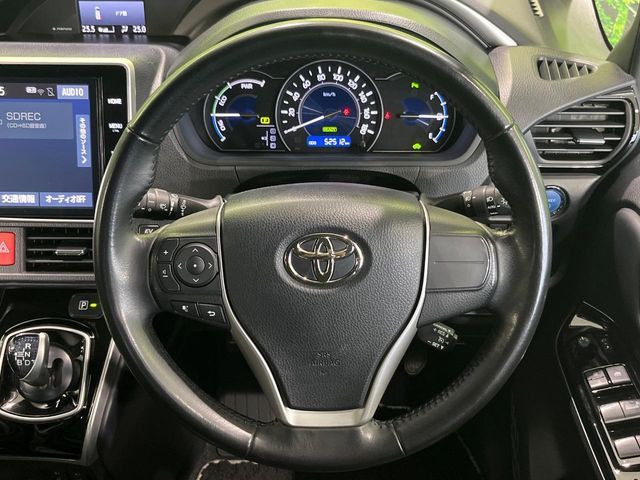 TOYOTA VOXY HYBRID 2022