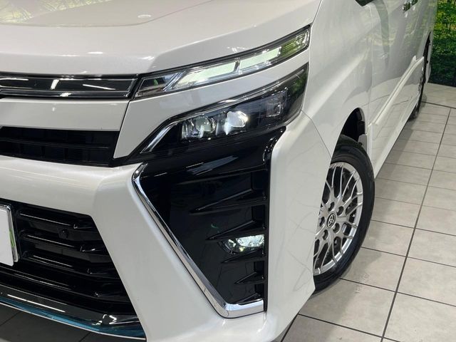 TOYOTA VOXY HYBRID 2022