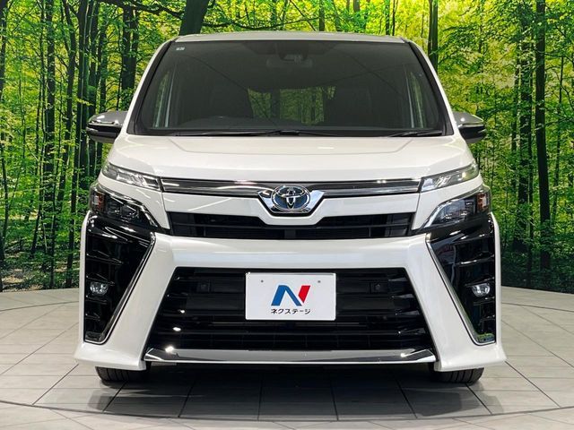 TOYOTA VOXY HYBRID 2022