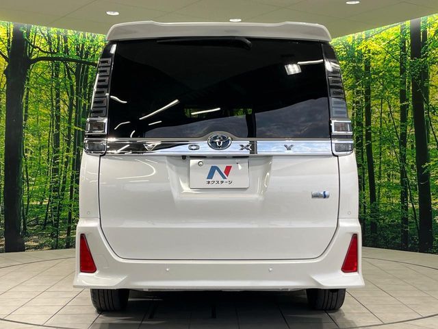 TOYOTA VOXY HYBRID 2022