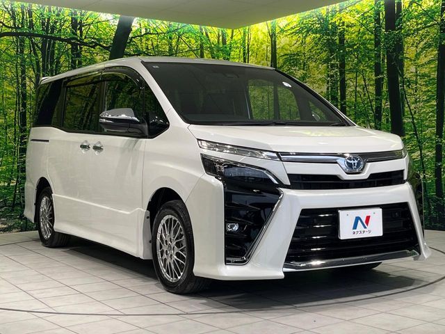 TOYOTA VOXY HYBRID 2022