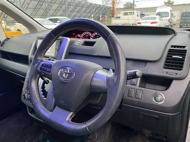 TOYOTA VOXY 4WD 2012