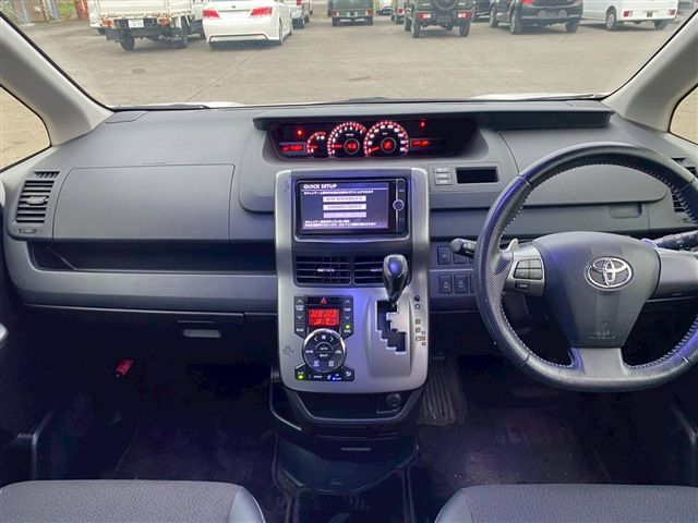 TOYOTA VOXY 4WD 2012