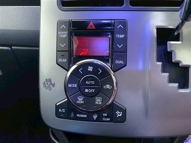 TOYOTA VOXY 4WD 2012