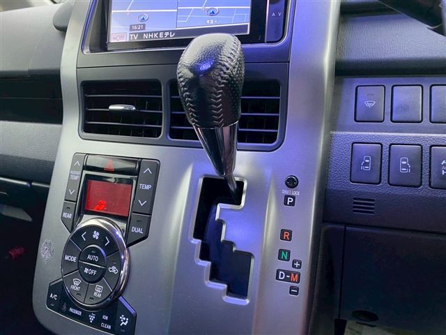 TOYOTA VOXY 4WD 2012