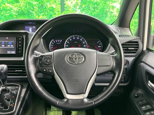 TOYOTA NOAH 2015