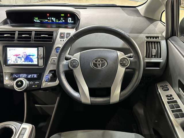 TOYOTA PRIUS Alpha 2013