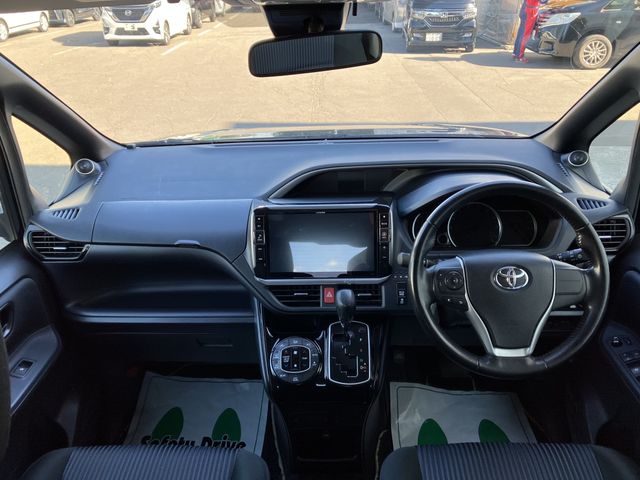 TOYOTA VOXY 4WD 2017