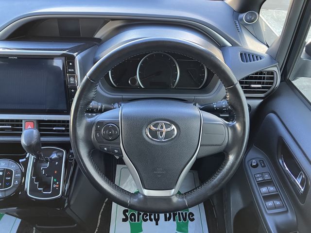 TOYOTA VOXY 4WD 2017