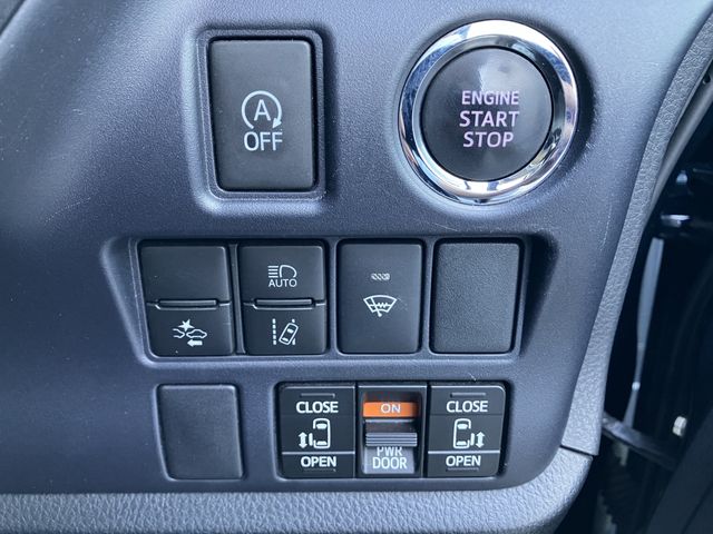 TOYOTA VOXY 4WD 2017