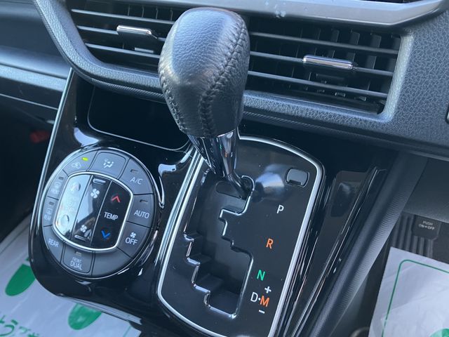 TOYOTA VOXY 4WD 2017