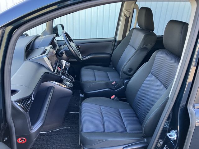 TOYOTA VOXY 4WD 2017