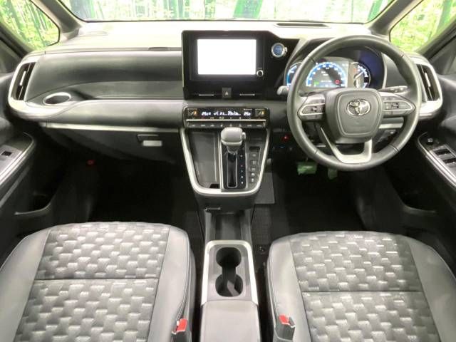 TOYOTA VOXY HYBRID 2023