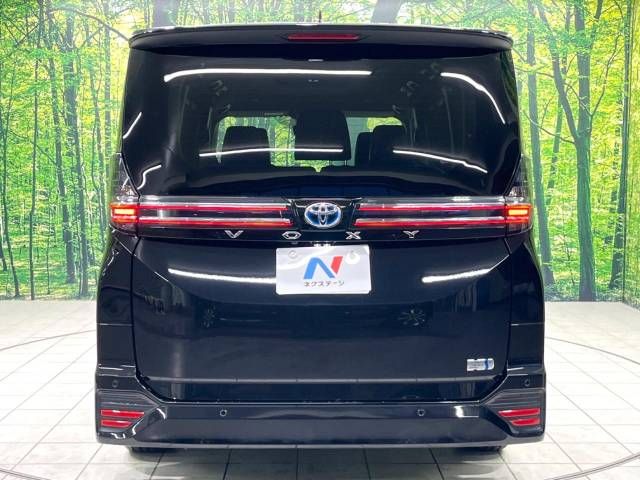 TOYOTA VOXY HYBRID 2023