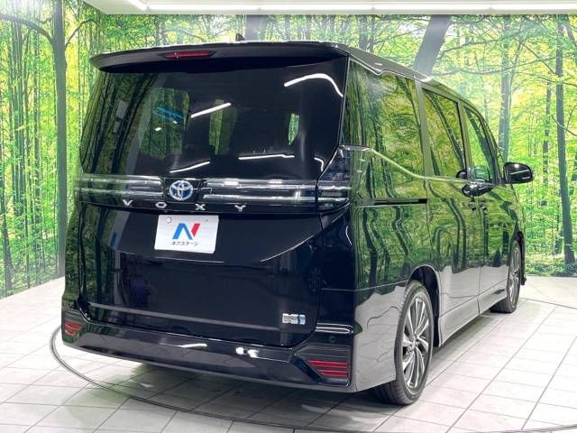 TOYOTA VOXY HYBRID 2023