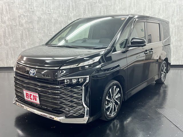 TOYOTA VOXY HYBRID 2022