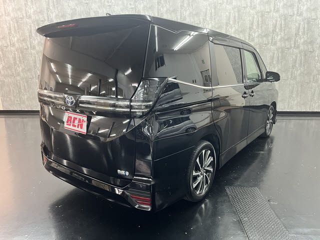 TOYOTA VOXY HYBRID 2022