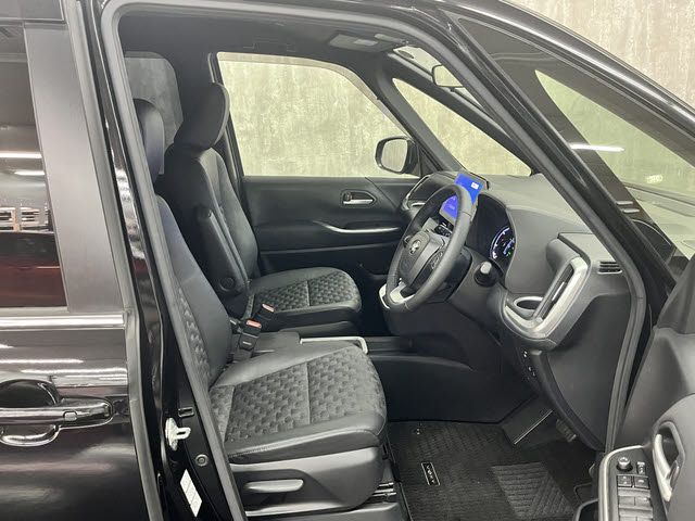 TOYOTA VOXY HYBRID 2022