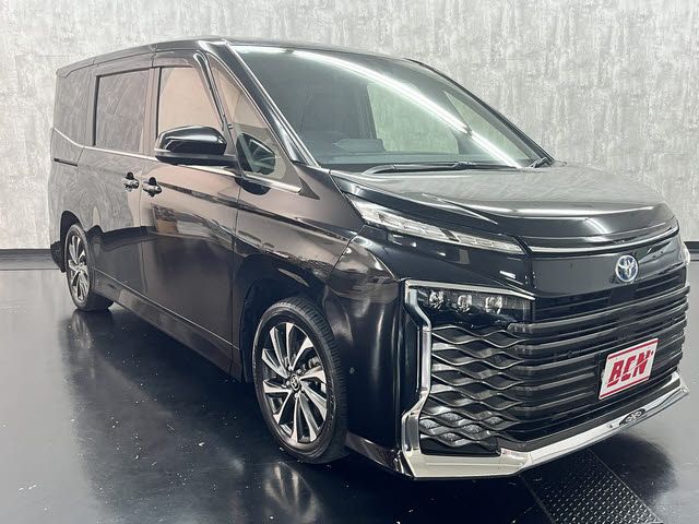 TOYOTA VOXY HYBRID 2022