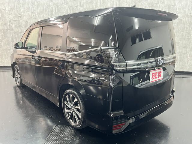 TOYOTA VOXY HYBRID 2022