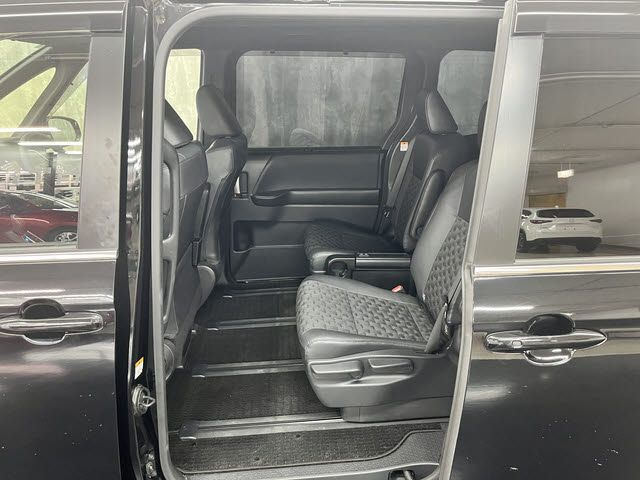 TOYOTA VOXY HYBRID 2022