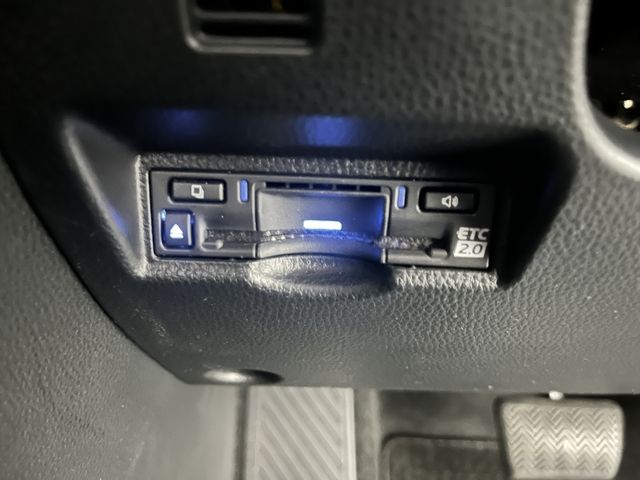 TOYOTA VOXY HYBRID 2022