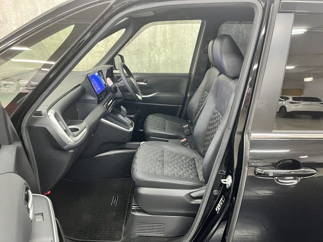 TOYOTA VOXY HYBRID 2022