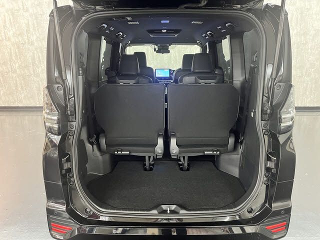 TOYOTA VOXY HYBRID 2022