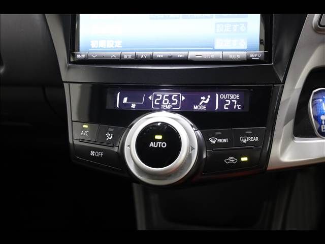 TOYOTA PRIUS Alpha 2012