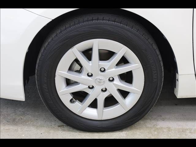 TOYOTA PRIUS Alpha 2012