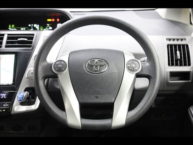 TOYOTA PRIUS Alpha 2012