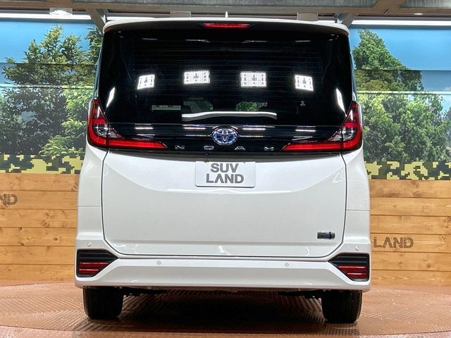 TOYOTA NOAH HYBRID 2023
