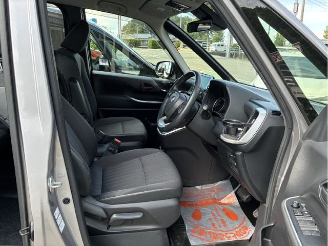 TOYOTA NOAH HYBRID 2022