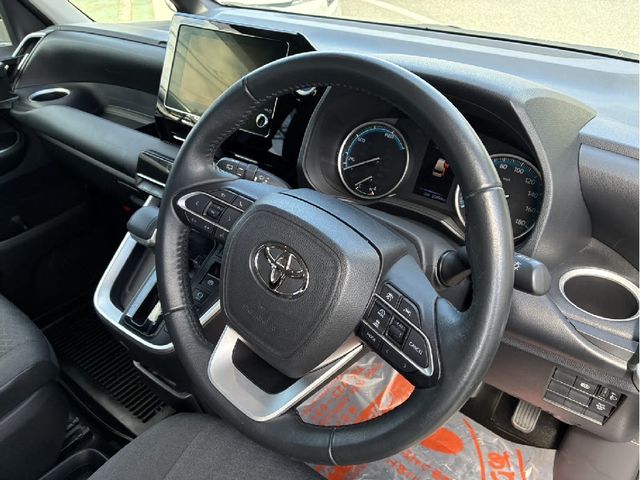 TOYOTA NOAH HYBRID 2022